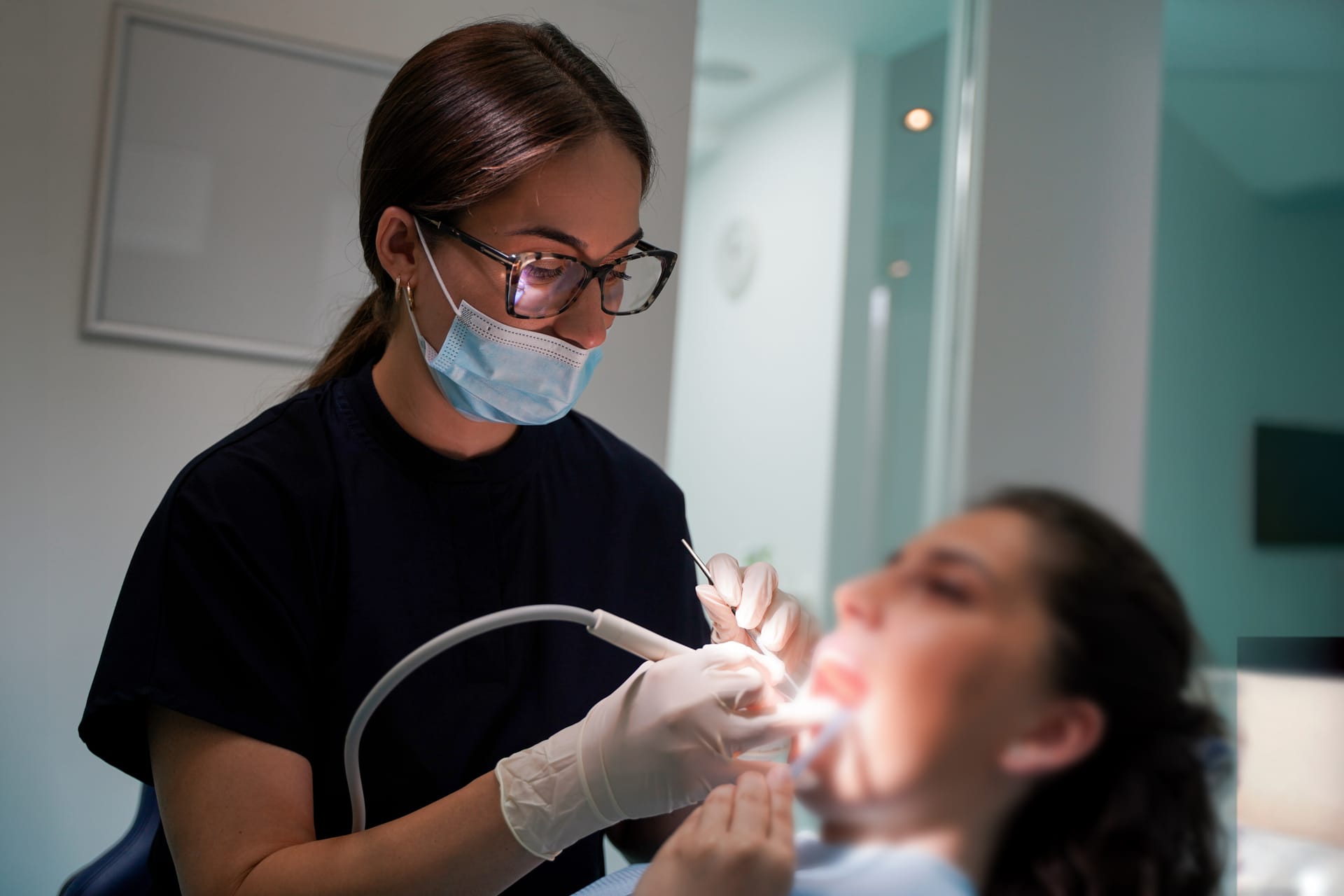Стоматолог при третман на пациент во Dental Excellence Group